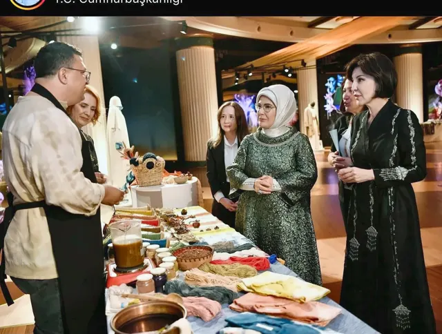 Emine Erdoğan'ın ziyaret ettiği doğal boya sergisi