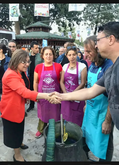 Gastronomi festivalinde indigo boyama gösterisi