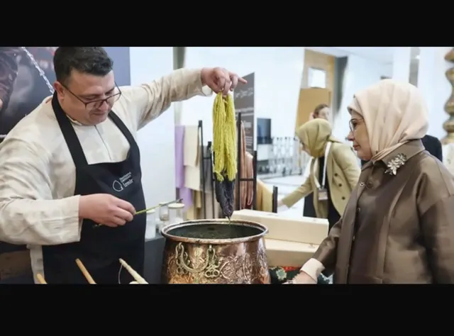 Emine Erdoğan'a doğal boyama gösterimi
