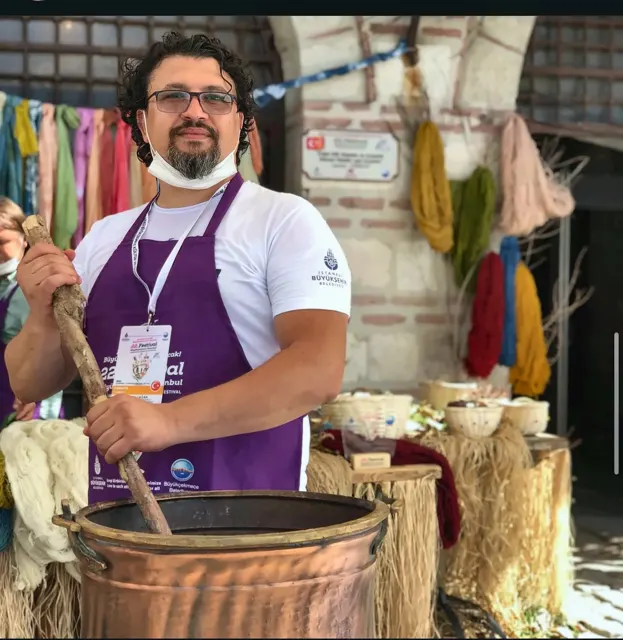 22. İstanbul Büyükçekmece Sanat Festivali’nde bakır kazanda doğal boyama (2021)