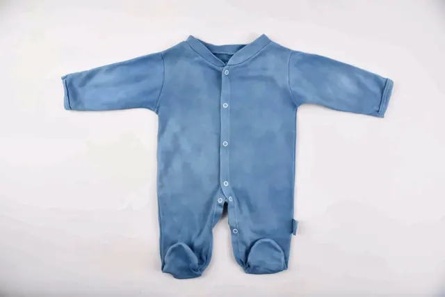 İndigo boyalı bebek tulumu