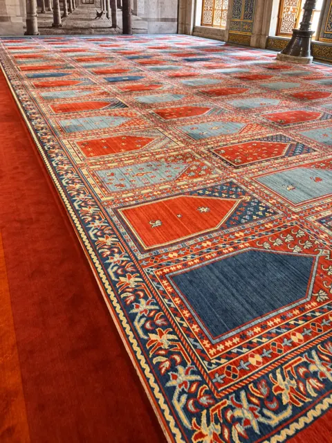 Sultanahmet Camii halı ipliklerinin boyanması — bordür detayı