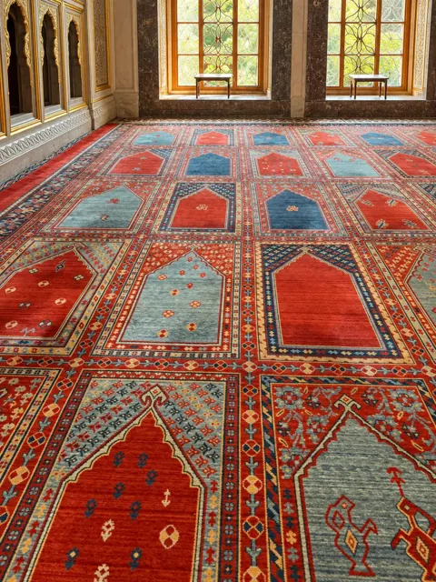 Sultanahmet Camii halı ipliklerinin boyanması — saf detayı