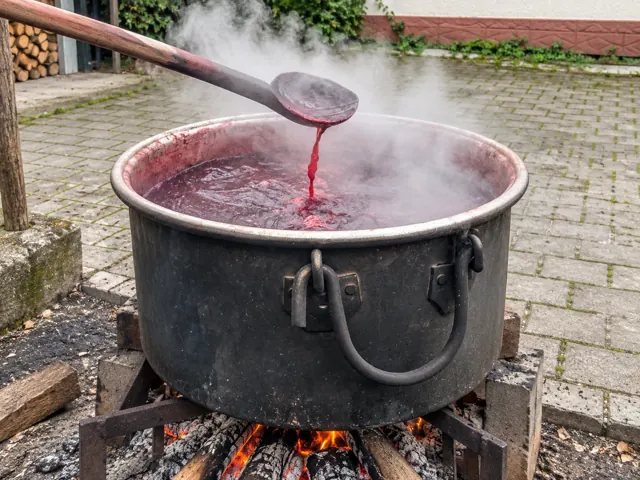 Odun ateşinde kaynayan boya banyosu