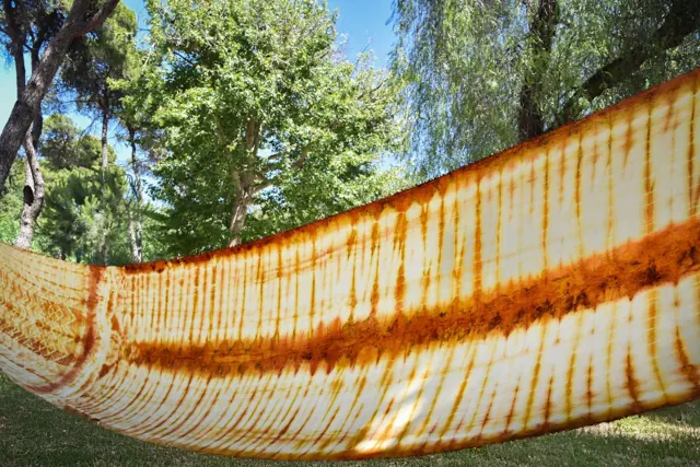 Açık havada kurumaya bırakılmış shibori örtü